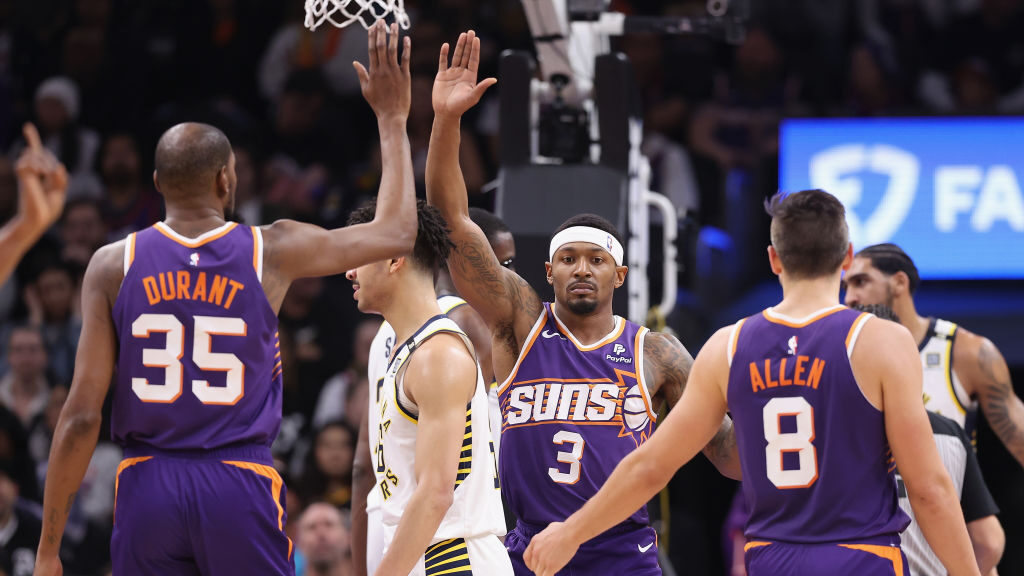 Phoenix Suns Pull Away With Late Heroics